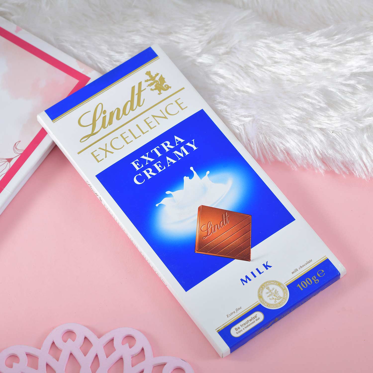 Heritage Royal Green Rakhi With Lindt Chocolate Bar